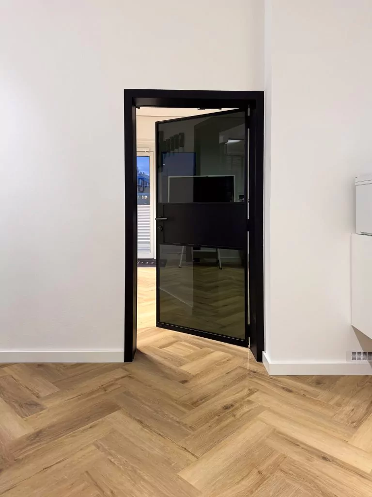 showroom-2-einzeltür-farbiges-glas