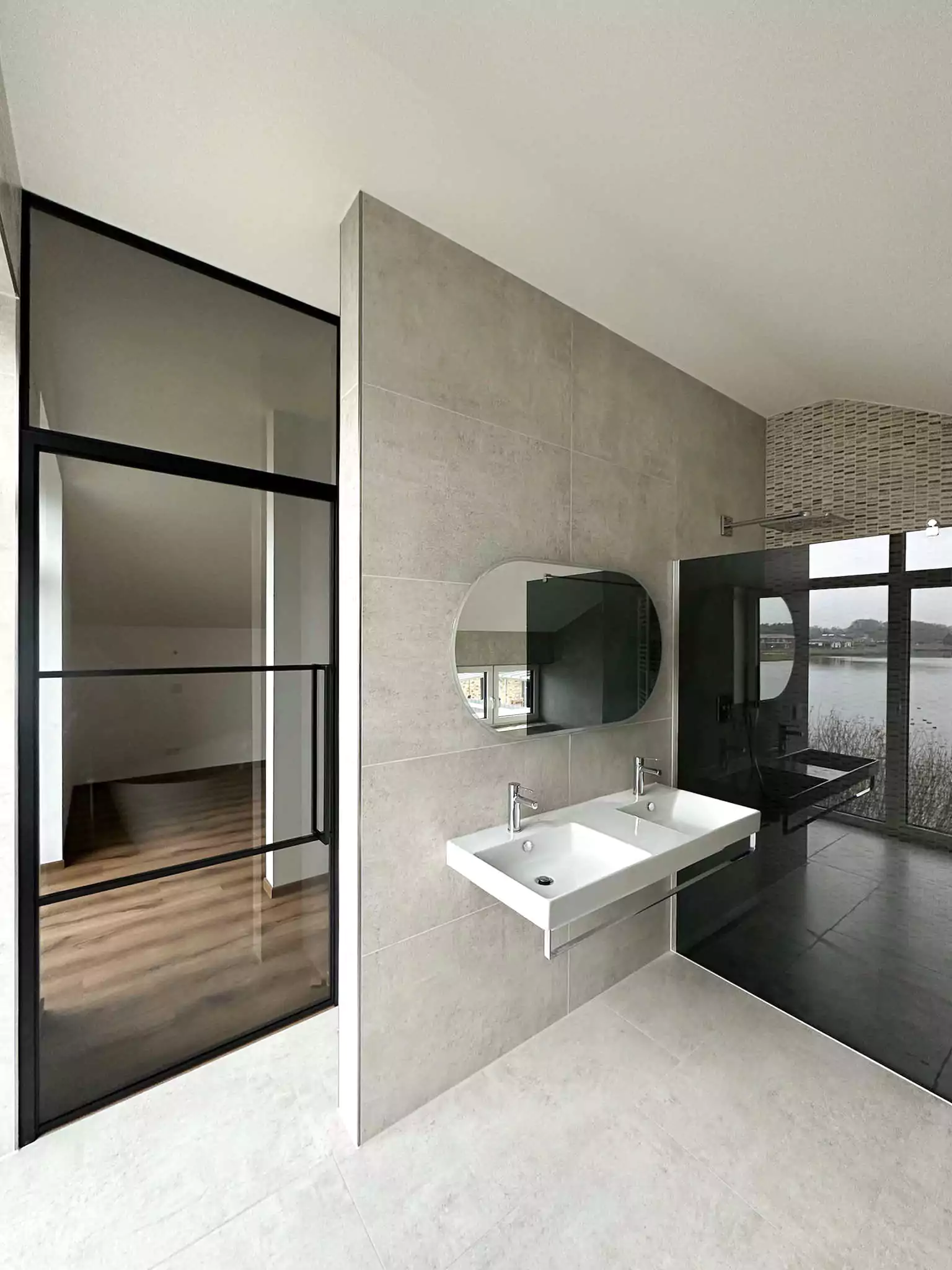steel-interior-projekt-haseluenne-badezimmer-2-drehtür-farbiges-glas