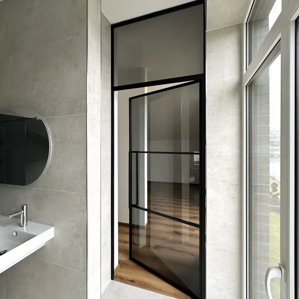 steel-interior-projekt-haselünne-badezimmer-drehtür-farbiges-glas